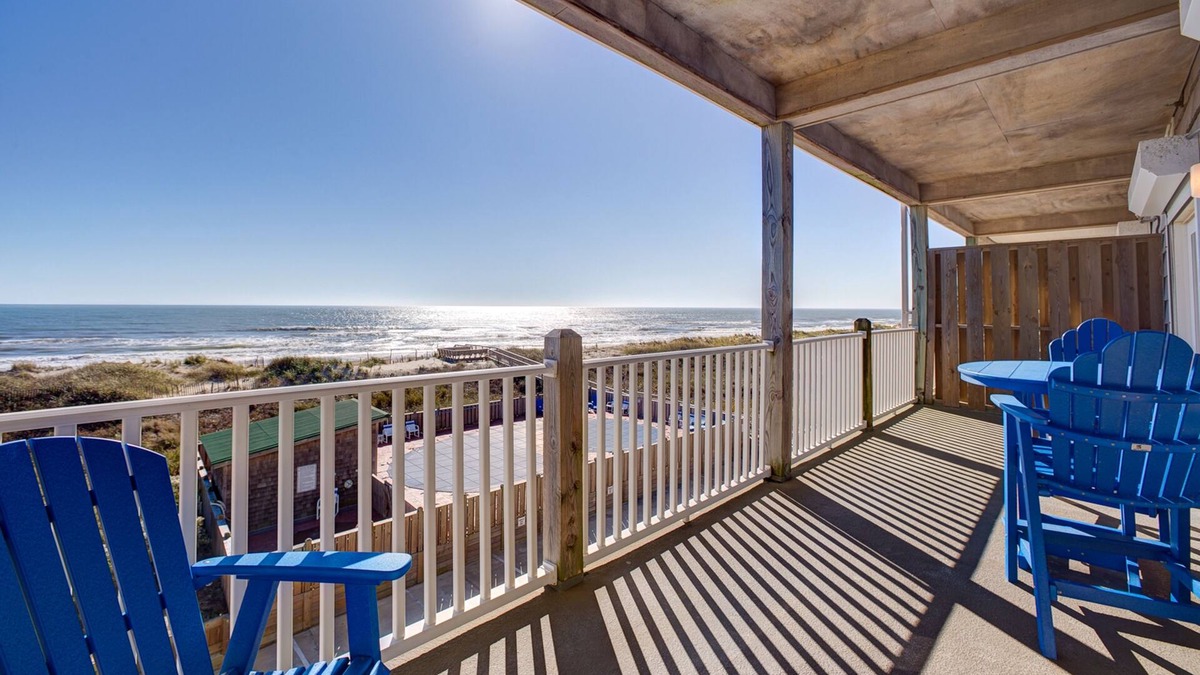 Hatteras Condo | Oceanfront, 2nd-floor condo with on-site pool/hot tub - balcony, AC, & fast WiFi