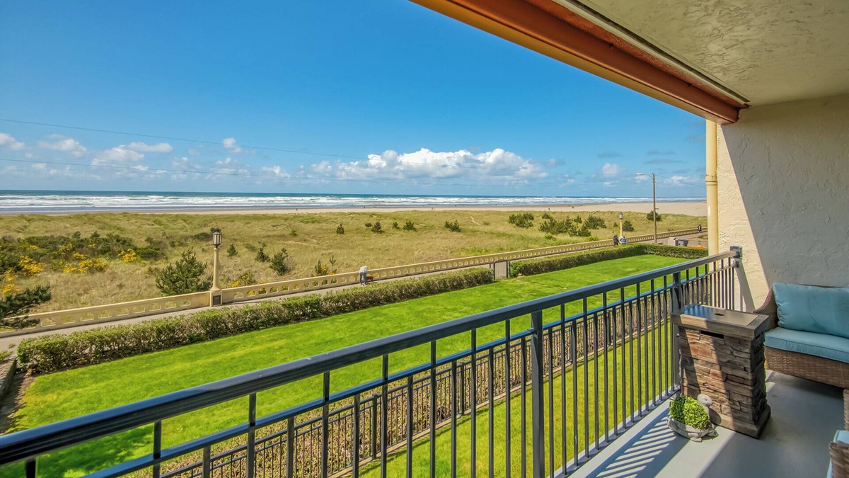 Seaside Condo | Oceanfront 2rd floor Balcony 2 blocks to Turnaround-Work Remotely