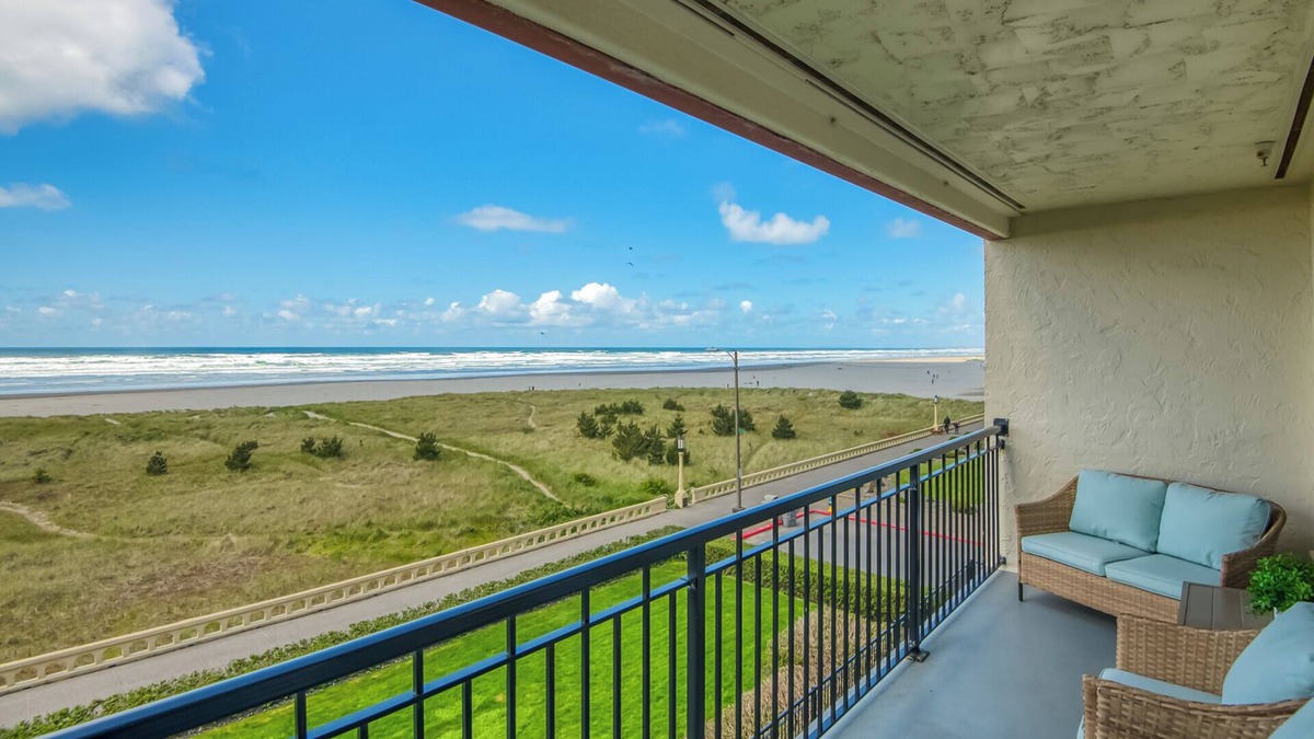 Seaside Condo | Oceanfront 3rd floor Balcony 2 blocks to Turnaround-Work Remotely