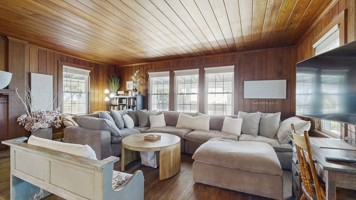 Golden Mile House | Oceanfront 6 bedroom - Dog Friendly - Near Village Square & Downtown