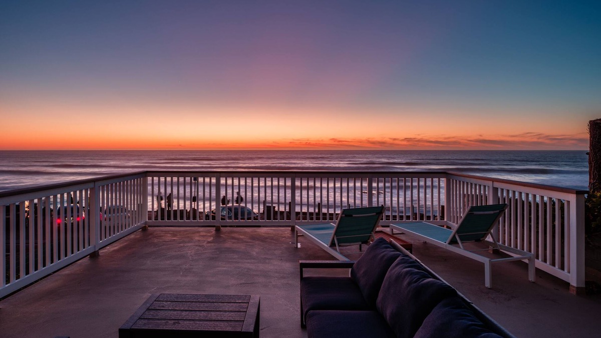 Beach Barber Tract House | Oceanfront at Windansea Beach- AC, Private Oceanfront Deck, Parking!