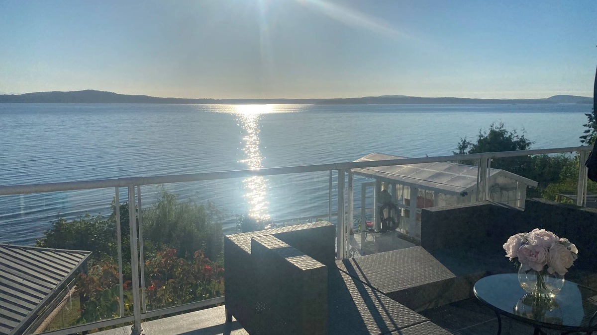 Chemainus Bed & Breakfast | Oceanfront, beach access Cozy bed & breakfast loaded amenities , Sunny Saltair