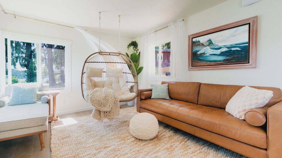 Rollingbay Cottage | Oceanfront boho cottage in Bremerton
