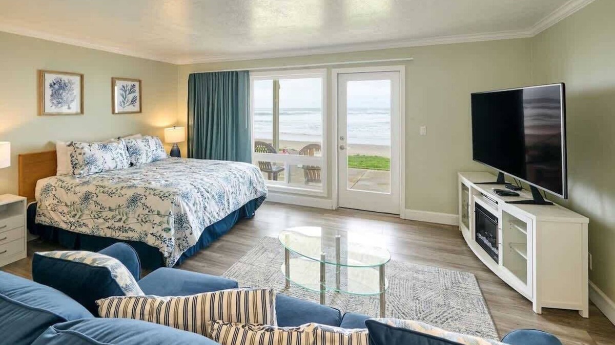 Logsden Condo | Oceanfront Condo - Easy Beach Access - Pool and Hot Tub!