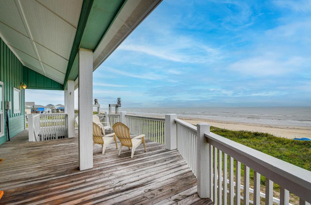 Crystal Beach House | Oceanfront Crystal Beach Vacation Home with Deck!