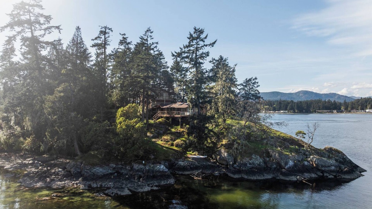 Juan de Fuca Electoral Area House | Oceanfront Escape in East Sooke – Rustic Treehouse in the woods