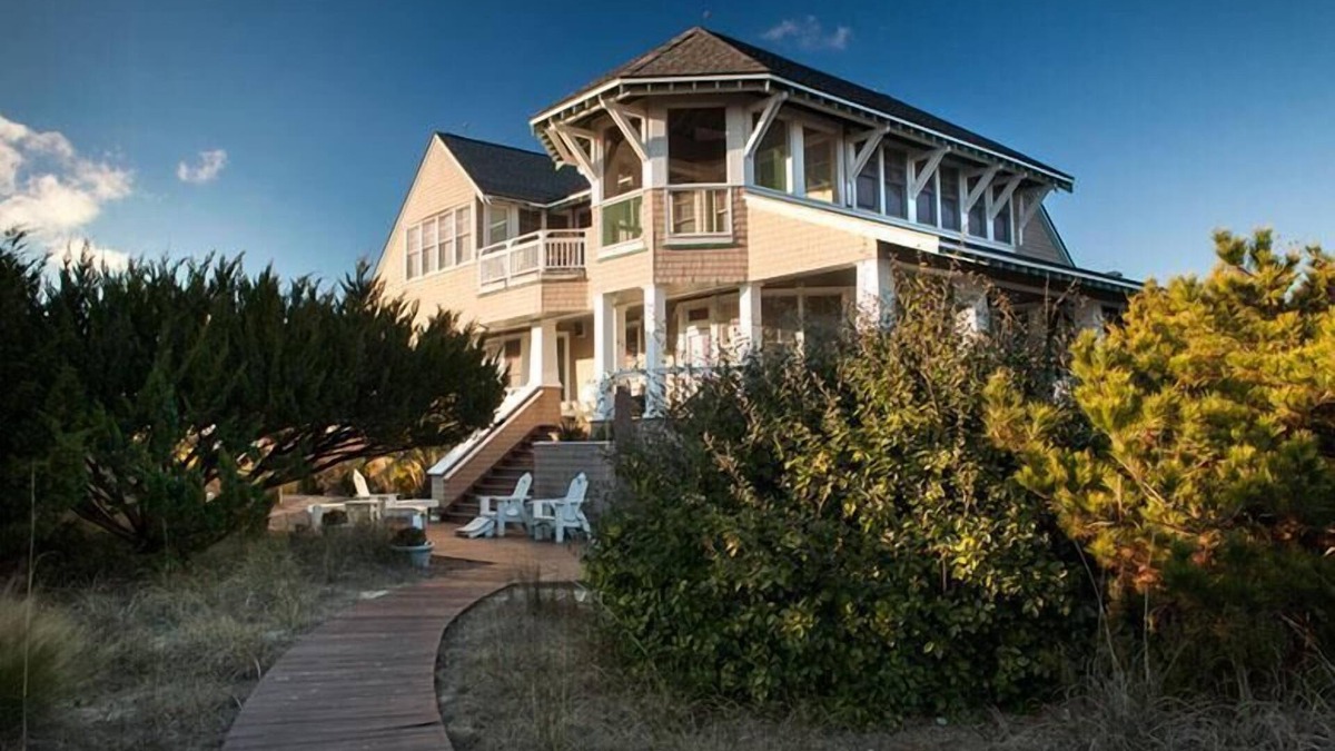South Beach House | Oceanfront Family Friendly with Outside Play area, BHI