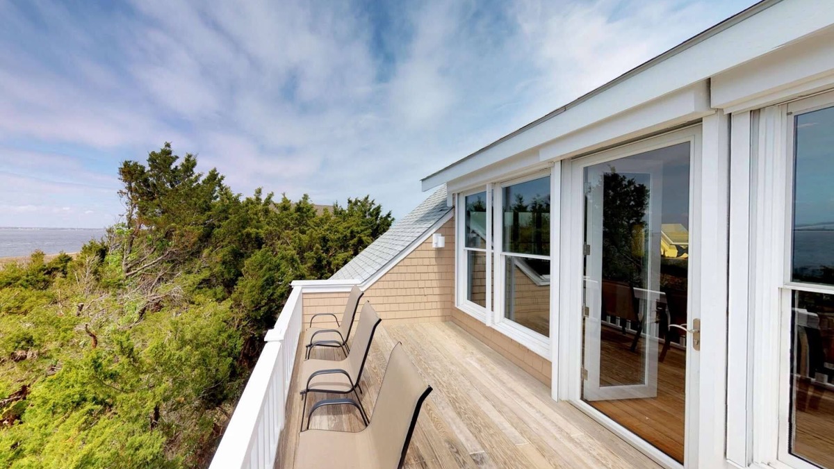 West Beach House | Oceanfront Hideaway in the Trees | Private Walk to Beach, Old Baldy View, Dogs Welcome, BHI Club