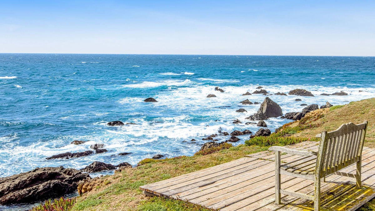 Fort Bragg House | Oceanfront home on the bluffs with amazing view, hot tub, game room - 1 dog OK