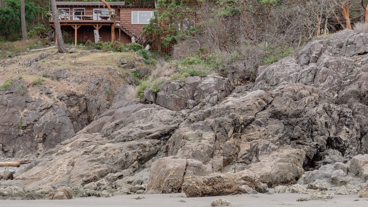 Anacortes House | Oceanfront home steps from private beach & only a quick drive to Anacortes!