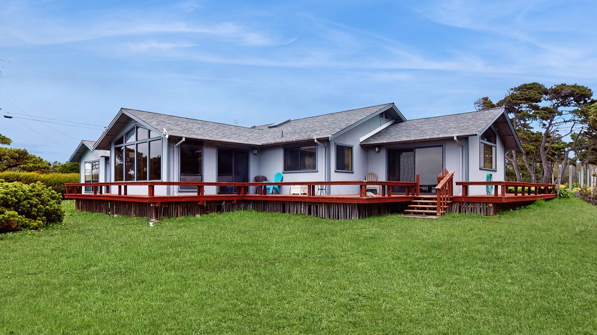 Fort Bragg House | Oceanfront home with jetted tub, deck, & wonderful views - walk to beach