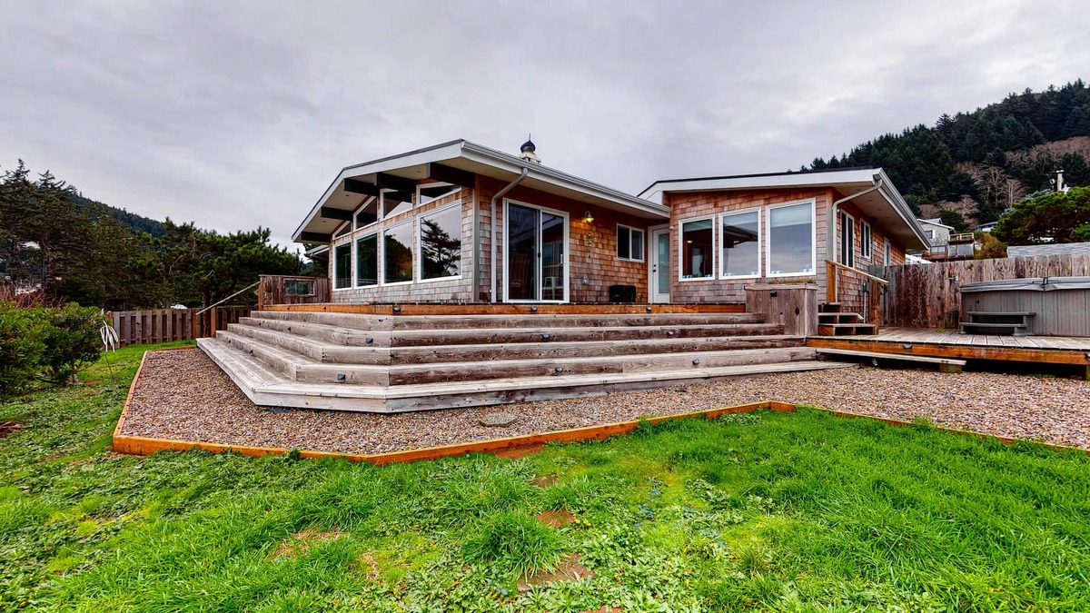 Yachats House | Oceanfront House with Private Hot Tub & Beach Access - Dog-Friendly