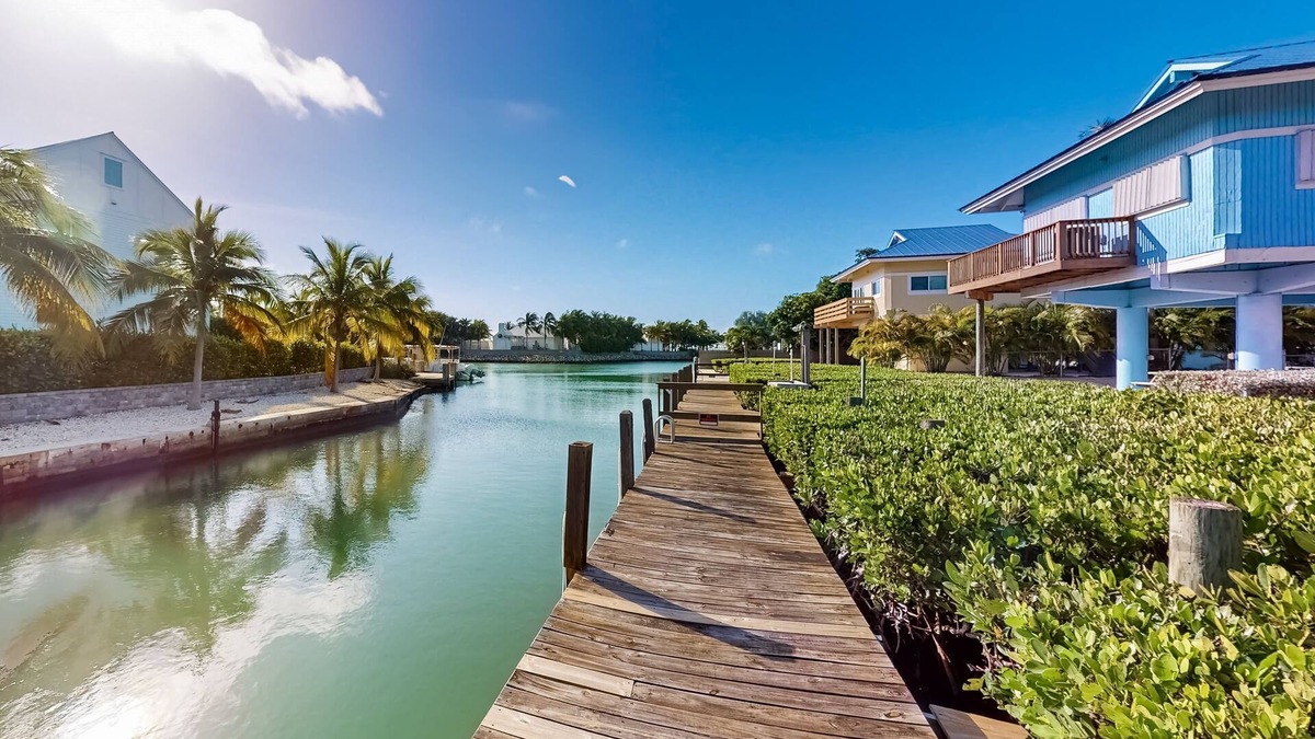 Marathon House | Oceanfront house with dock, kayaks, deck, fast WiFi, central AC & washer/dryer