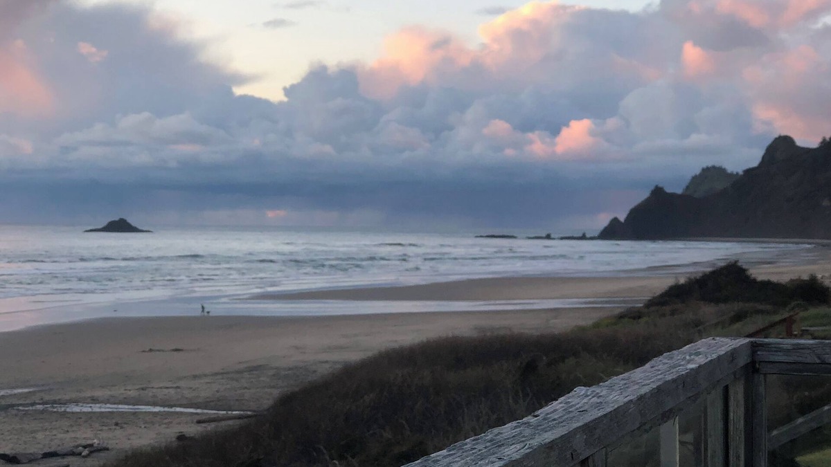 Roads End House | Oceanfront in Lincoln City Roads End - Literally Steps Away From the Beach!