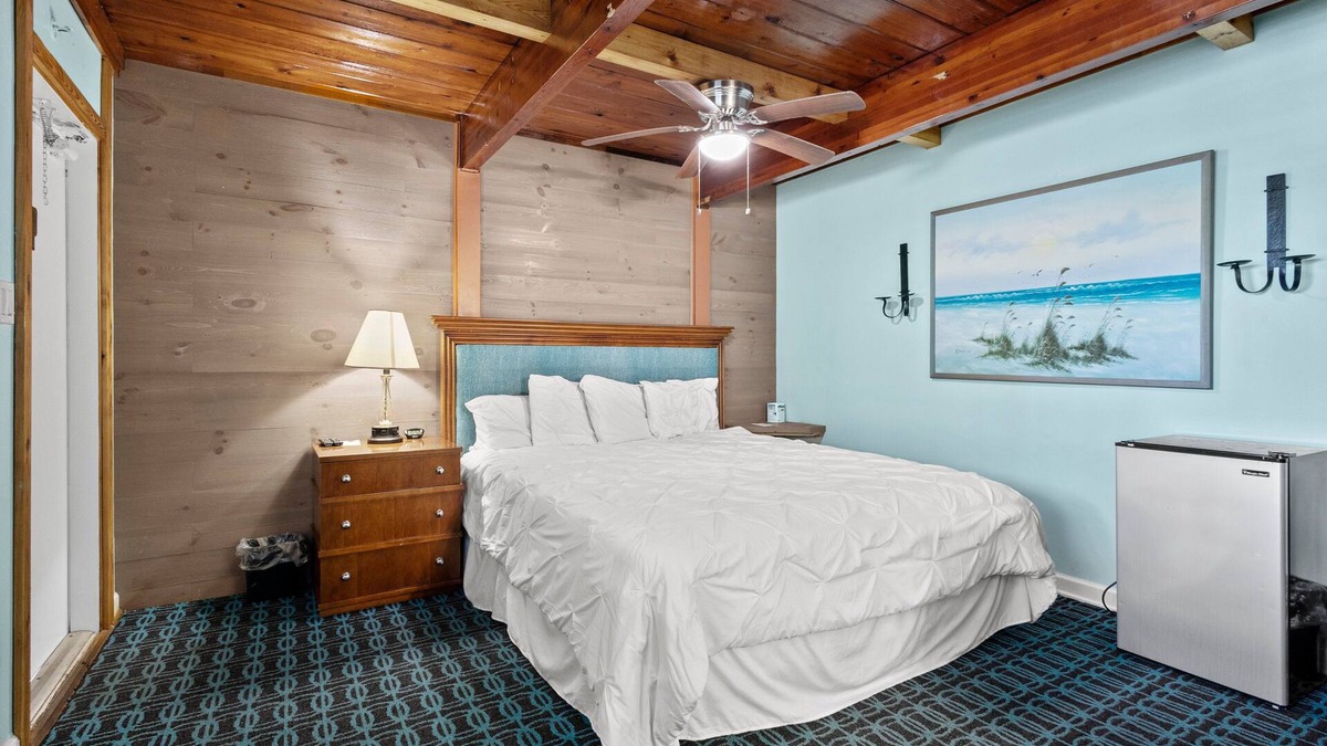 Fort Pierce Hotel | Oceanfront Inn Room #5 - Standard Room - King Bed