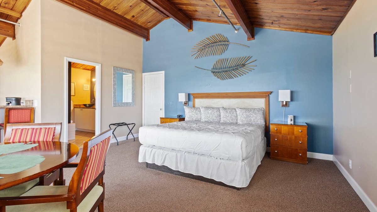 Fort Pierce Hotel | Oceanfront Inn Suite #12- Ocean View Balcony - King Bed