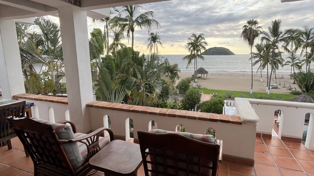 Rincon de Guayabitos Apartment | Oceanfront studio apartment