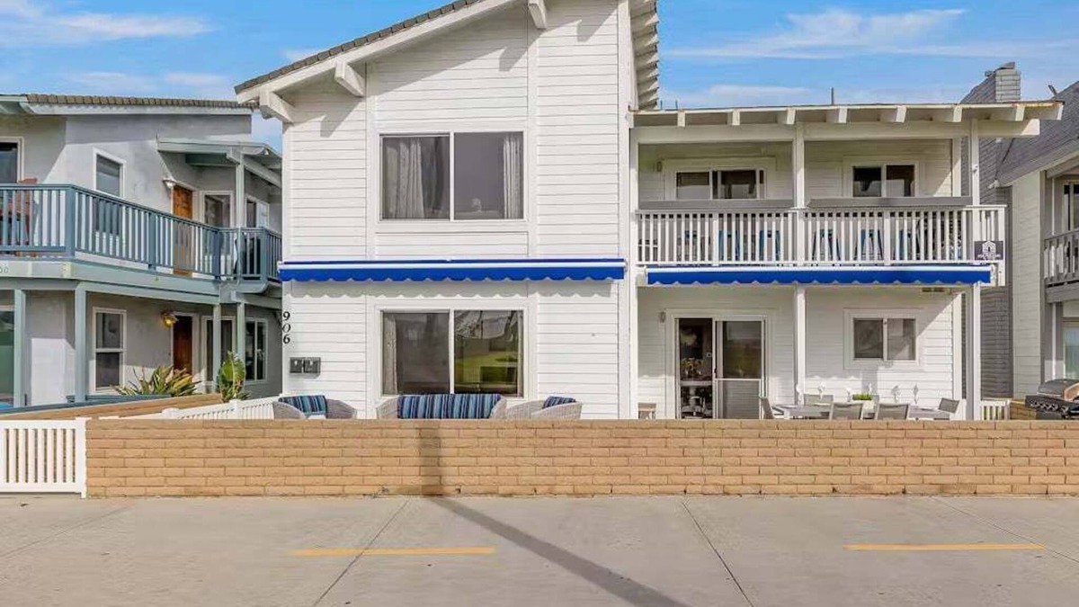 Balboa Peninsula House | *Oceanfront Oasis in Newport Beach – Steps to Balboa Park, Pier, and The Fun Zone!*