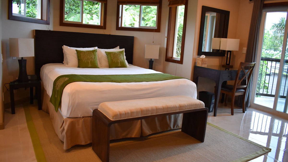 Keaukaha Hotel | Oceanfront Orchid Room - Hilo Beach House Inn