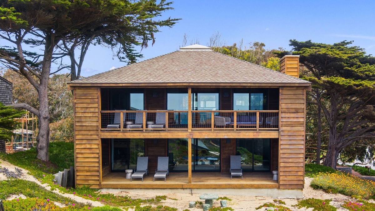 Watsonville House | Oceanfront Retreat at Pajaro Dunes. Beach Access, Hot Tub, BBQ, Pool Table.