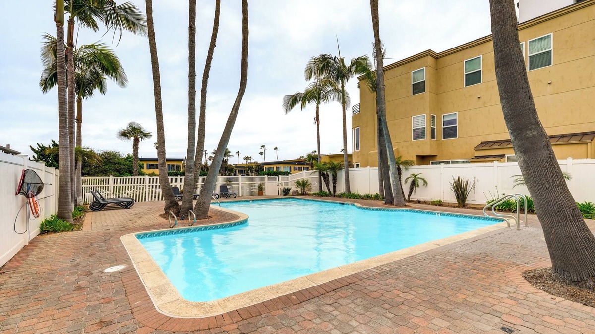 North Pacific Beach Condo | Oceanfront San Diego Getaway: Steps to Beach!