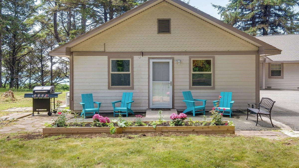 Smith River Cottage | Oceanfront Smith River Cottage: Beach Access!