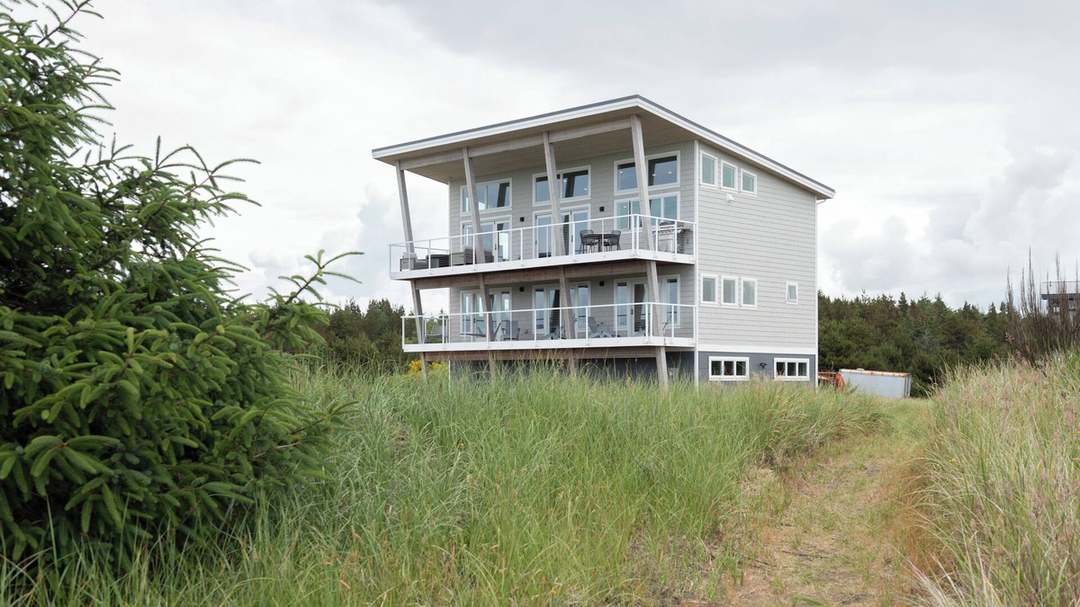 Grayland House | Oceanfront Splendor with a Touch of Luxury