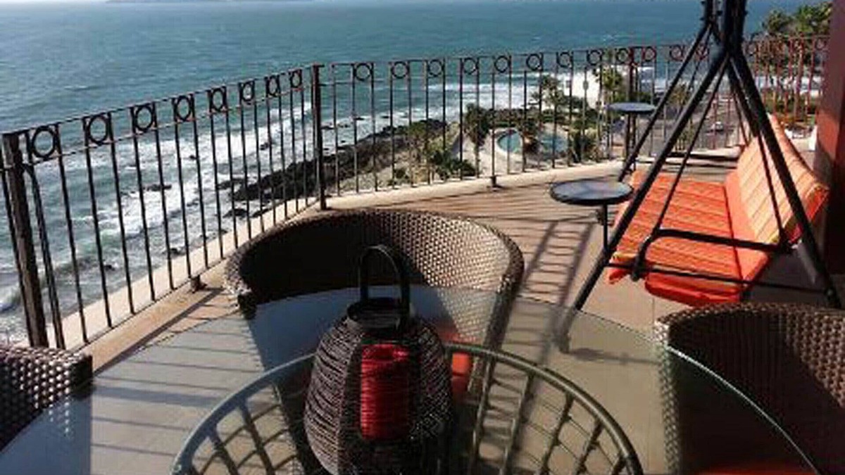 Balcones de Loma Linda Condo | Oceanfront Sunsets from 7th Floor Balcony! CENTRO AREA