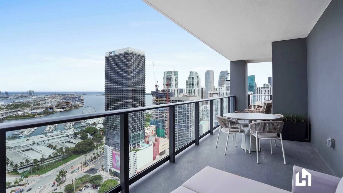 Downtown Miami Apartment | Oceanfront Views | Pool, Gym, Balcony, Downtown