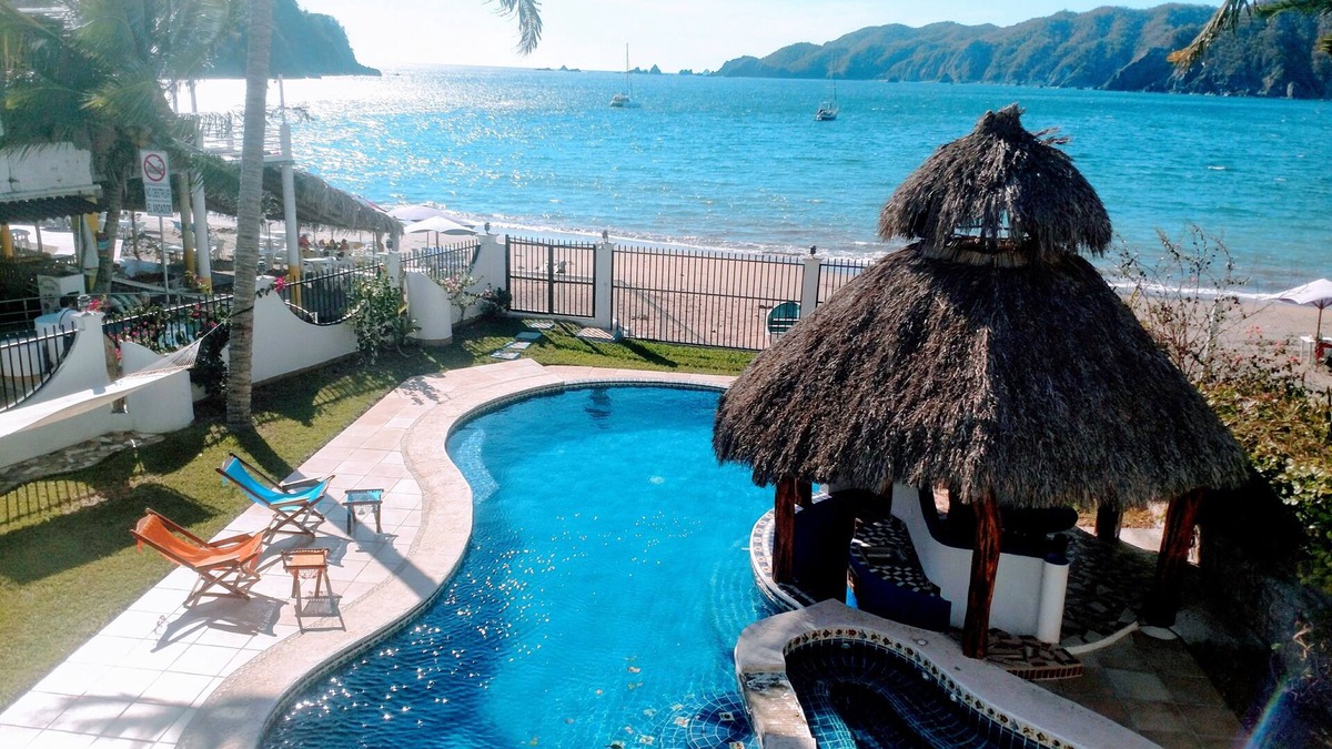 Cuastecomates Villa | Oceanfront Villa with garden and pool, on the beach. Individual rooms 125/nt.