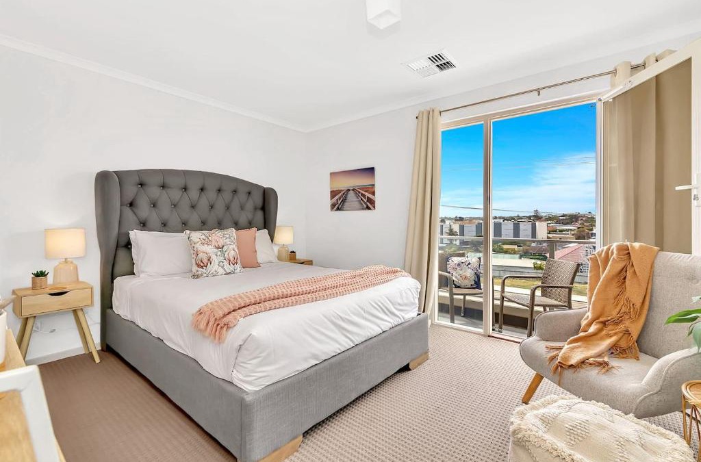 Christies Beach House | Oceanside at Christies Beach - Contemporary Comfort