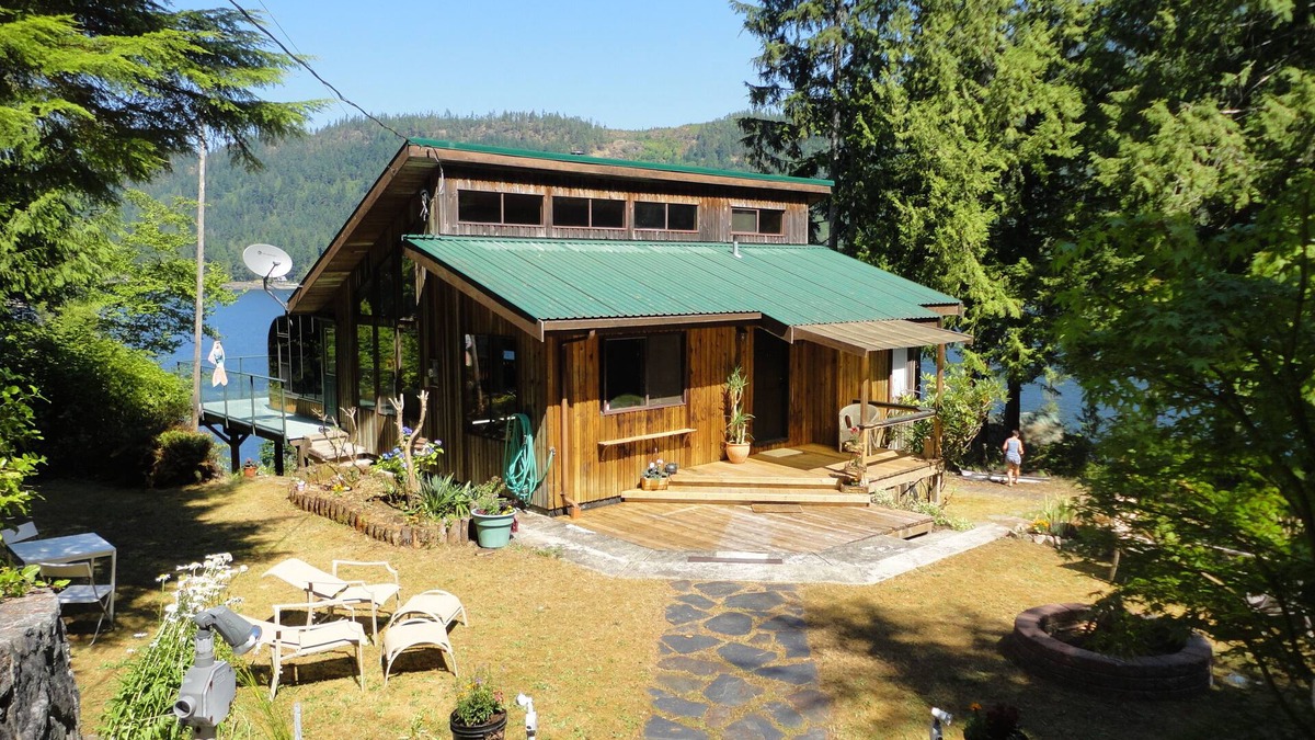 Egmont House | Oceanside dream vacation property with four bedrooms and two bathrooms