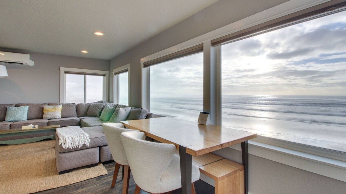 Oceanside Condo | Oceanside Inn 1: Oceanfront w/2 primary suites!