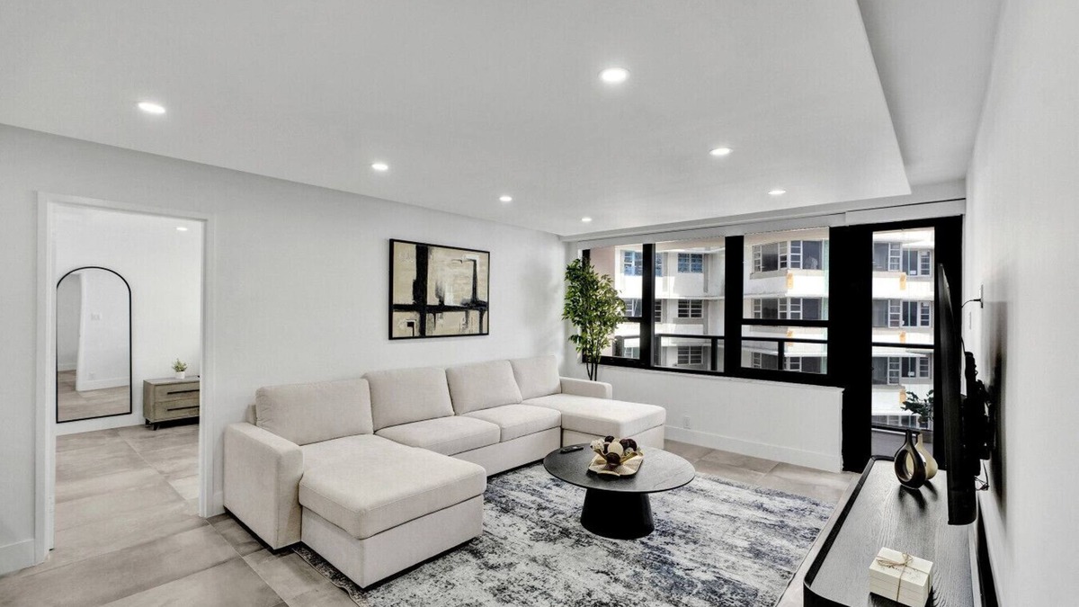 Mid Beach Apartment | Oceanside Paradise Escape/Spacious & Scenic/Resort amenities, Pools, Bar, Sauna 1514