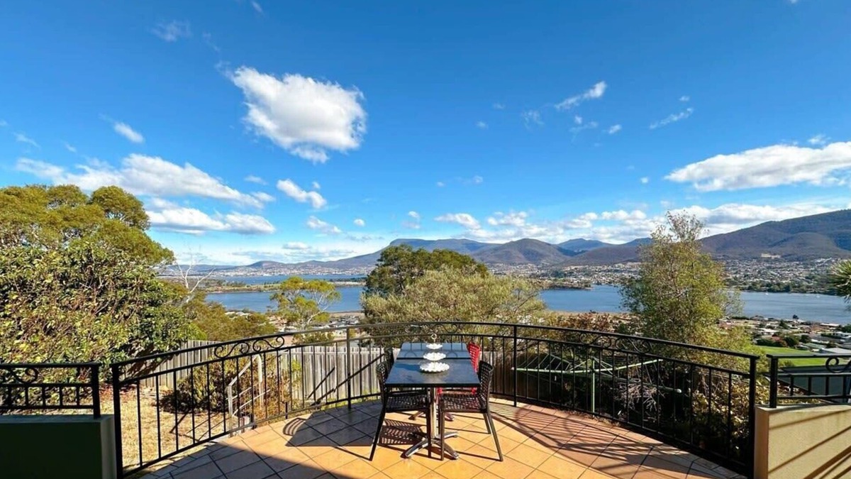 Old Beach Villa | Oceanview Chic Villa 20 min to CBD