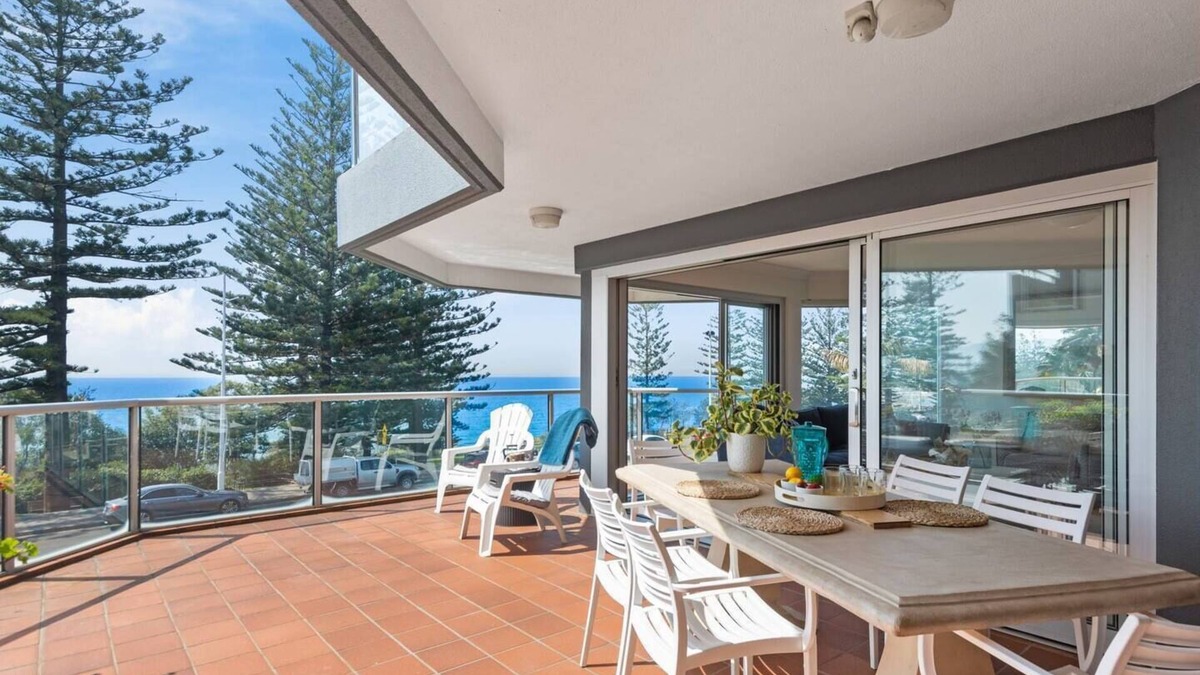 Wollongong CBD Apartment | Oceanview Escape Idyllic Beachfront Dreaming