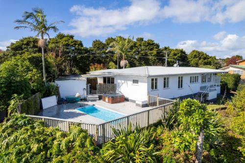 Whangarei House | Oceanview Oasis - with pool and spa