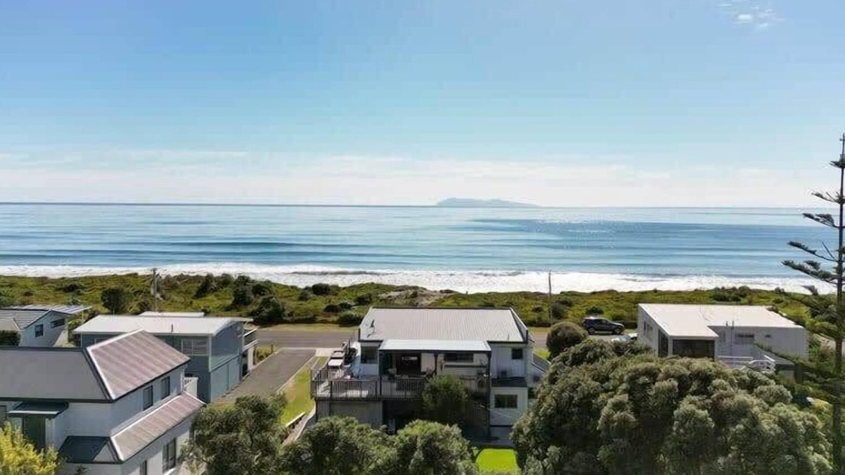 Waihi Beach House | Oceanview on Broadway