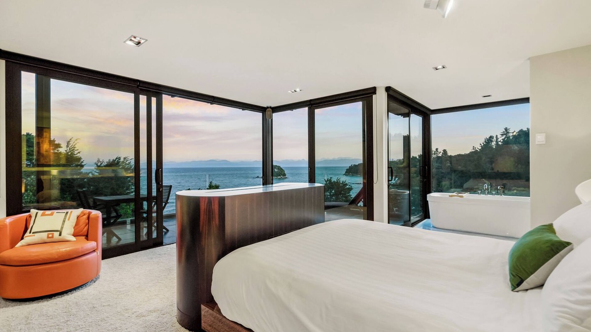 Ngaio Bay Cabin | Oceanview Penthouse Suite & Beach Access