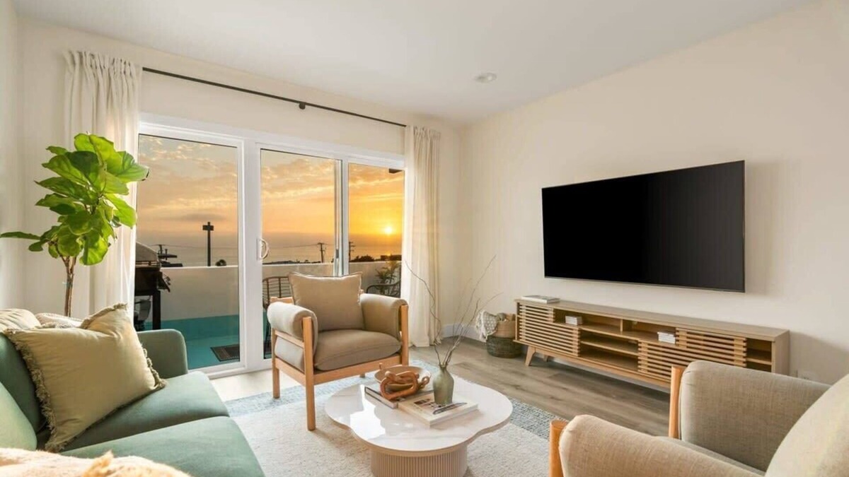 The Strand Apartment | Oceanview Suite | Steps from Ocean | King bed