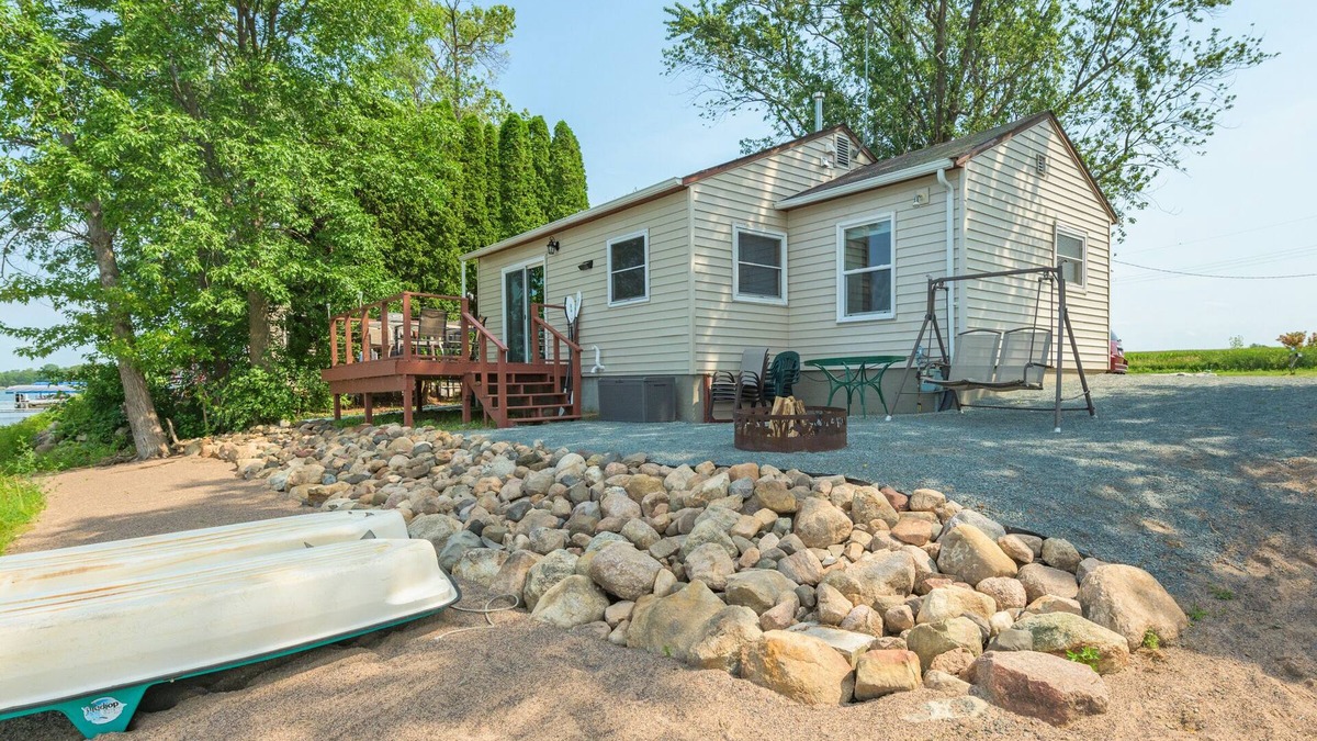 Lindstrom House | October Weekend still available Cozy Lakefront 2 BR- 1BA, Welcomes you!