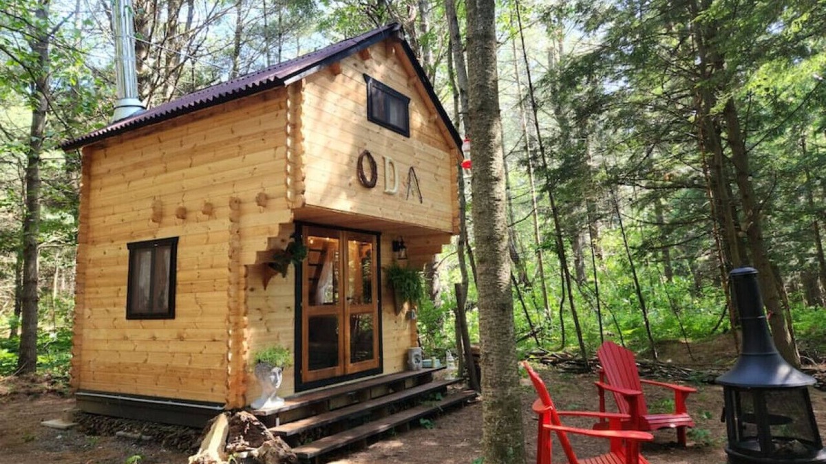Bracebridge House | "Oda" Log Cabin with Cedar Hot Tub & Sauna on wood