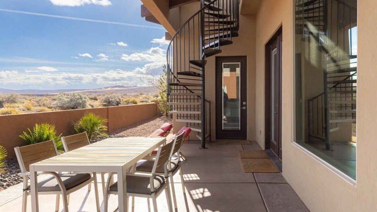 Hurricane House | Off Course: Stargaze & Soak in Desert Sunsets