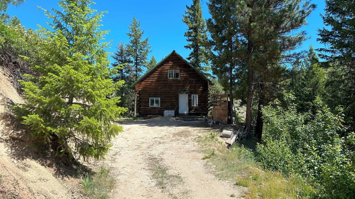Lowman Cabin | Off Grid Cabin With WIFI! Surrounded by hiking trails, beautiful scenery