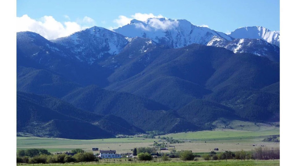 Whitehall Other | Off-grid farm stay with million-dollar mountain views!