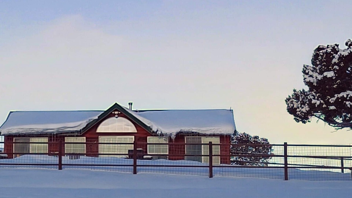 New Castle Cabin | Off grid,fenced yard,.great views and pups stay free