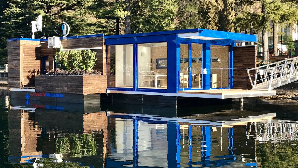 Porto Ceresio Boat Rental | Off-grid floating unit with low environmental impact.