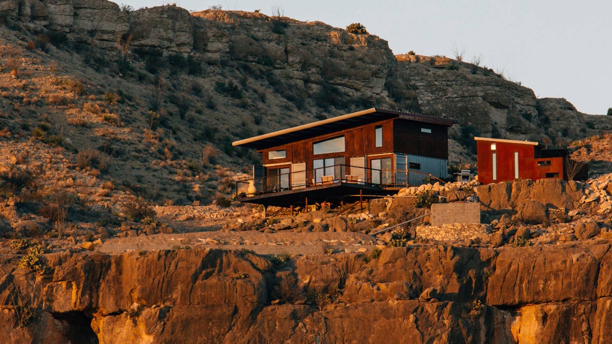 Terlingua House | Off-Grid, Modern Cliff House