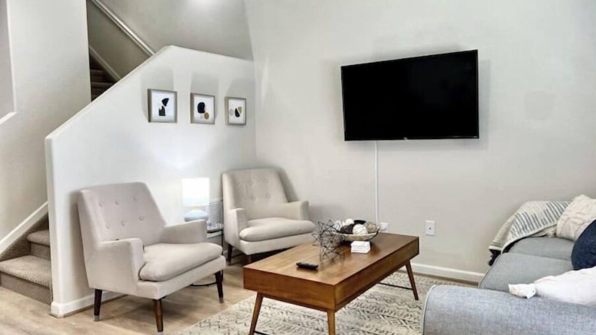 Longmont House | OFF-THE-DIAGONAL 2-Bedroom Townhome