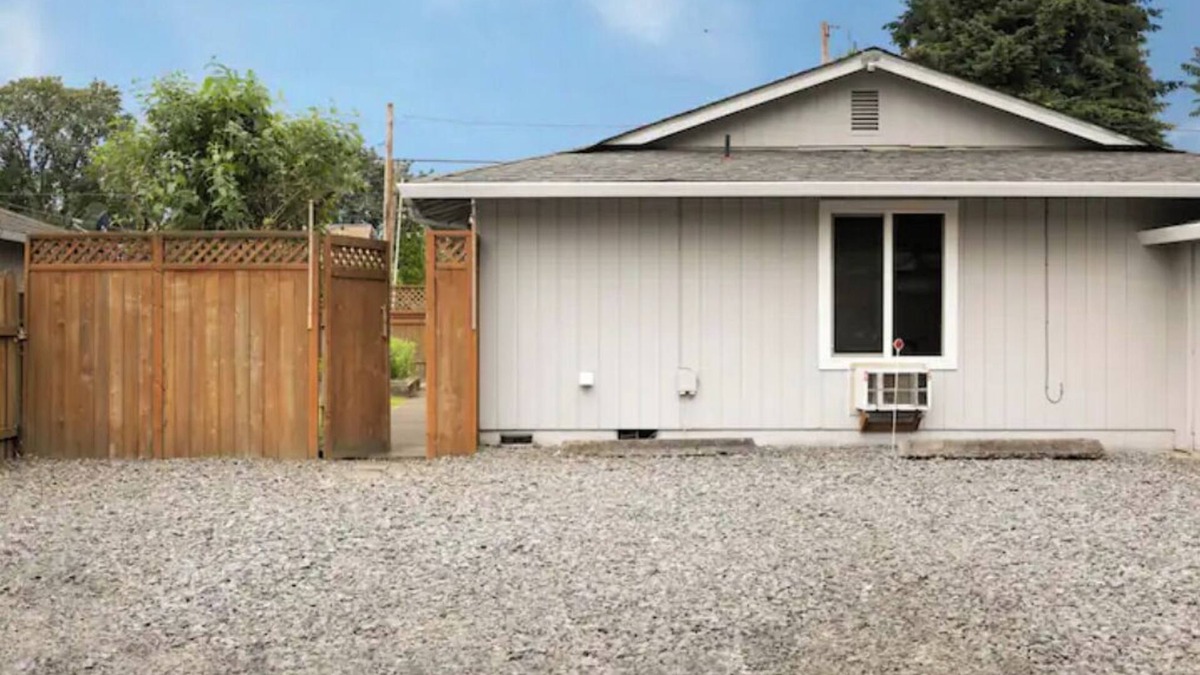 Vancouver House | Off the Fairway on Fairmount 2 Bd 1 Bth